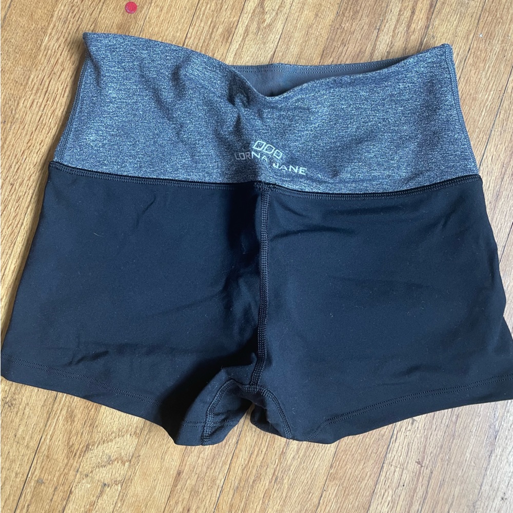 Lorna jane high rise volleyball running hot yoga booty short